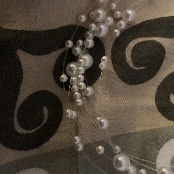 Faux white pearl necklace - Picture 3 of 4